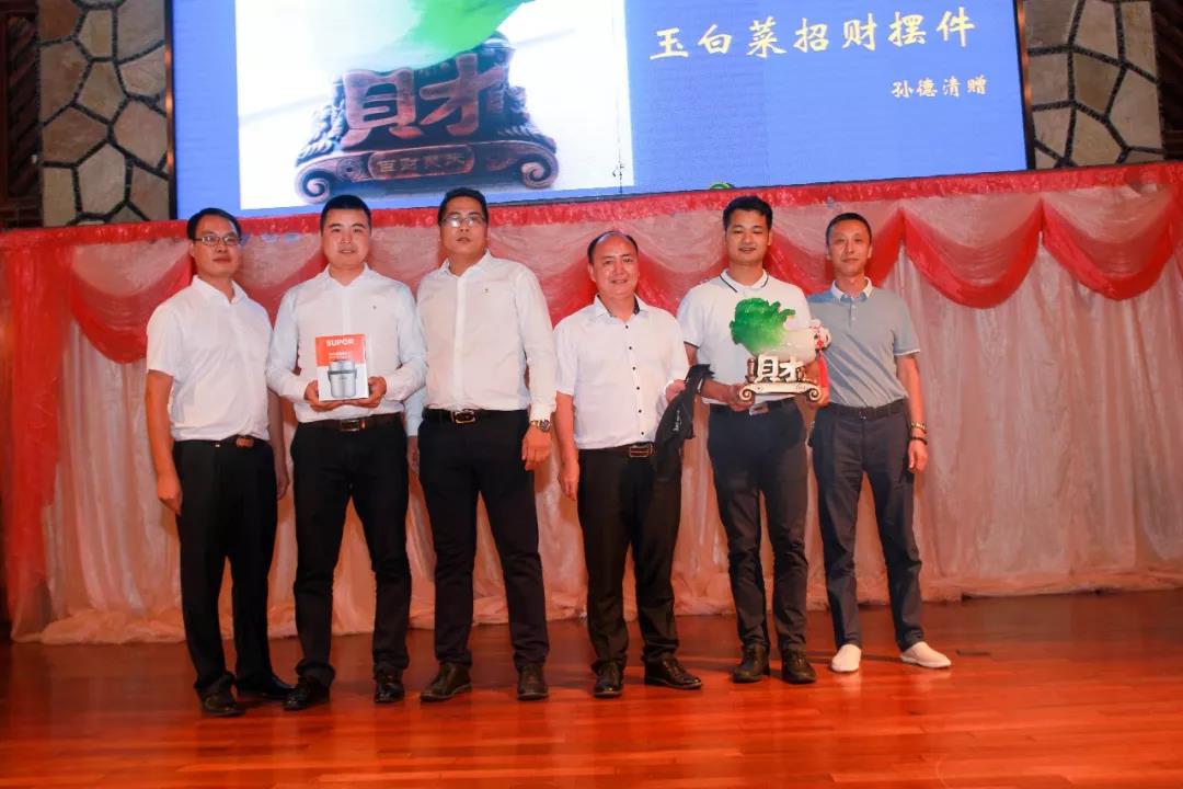 五仁餐飲拍賣(mài)會(huì)現(xiàn)場(chǎng)